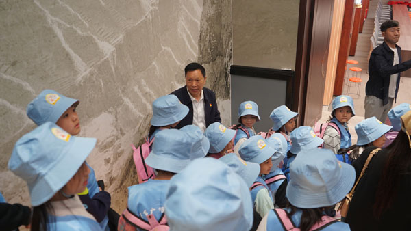 進(jìn)館.jpg 進(jìn)館.jpg