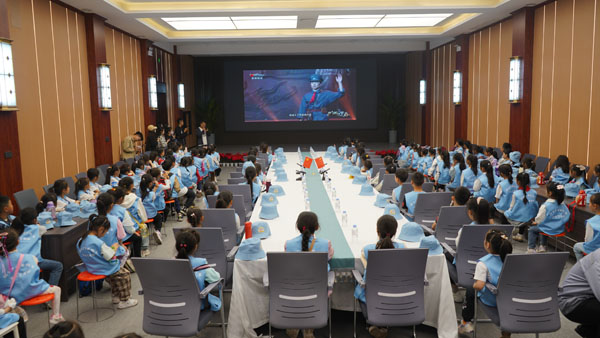 看劇.jpg 看劇.jpg